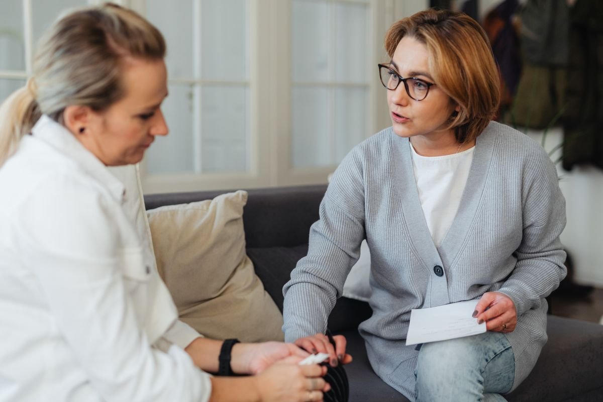Counselor meeting with a client during an immigration psychological evaluation